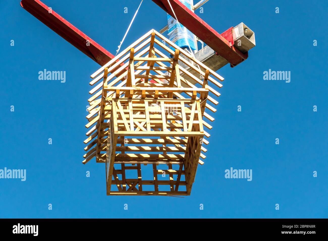 Modellhaus aus Holz vor blauem Himmel Stock Photo