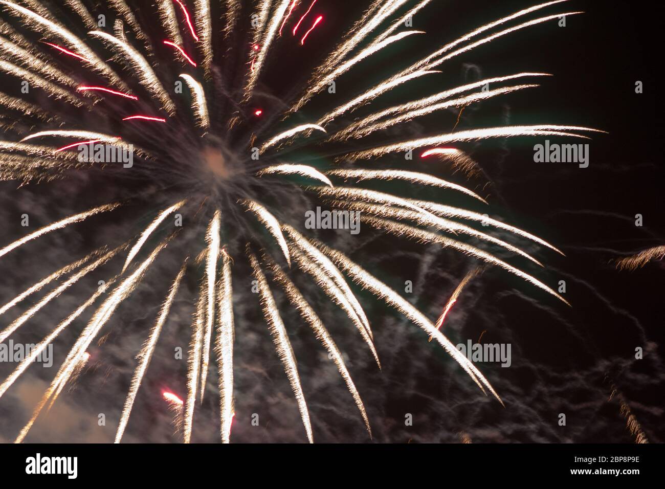 Feuerwerk in Nahaufnahme bei Nacht Stock Photo