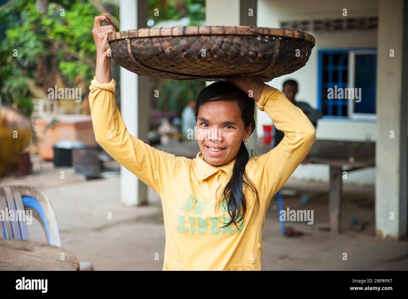 Woman carrying basket on head hires stock photography and images Alamy