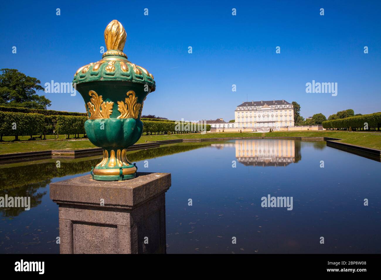 castle Augustusburg in Bruehl near Bonn, south facade and baroque palace garden, North Rhine-Westphalai, Germany.  Schloss Augustusburg in Bruehl bei Stock Photo