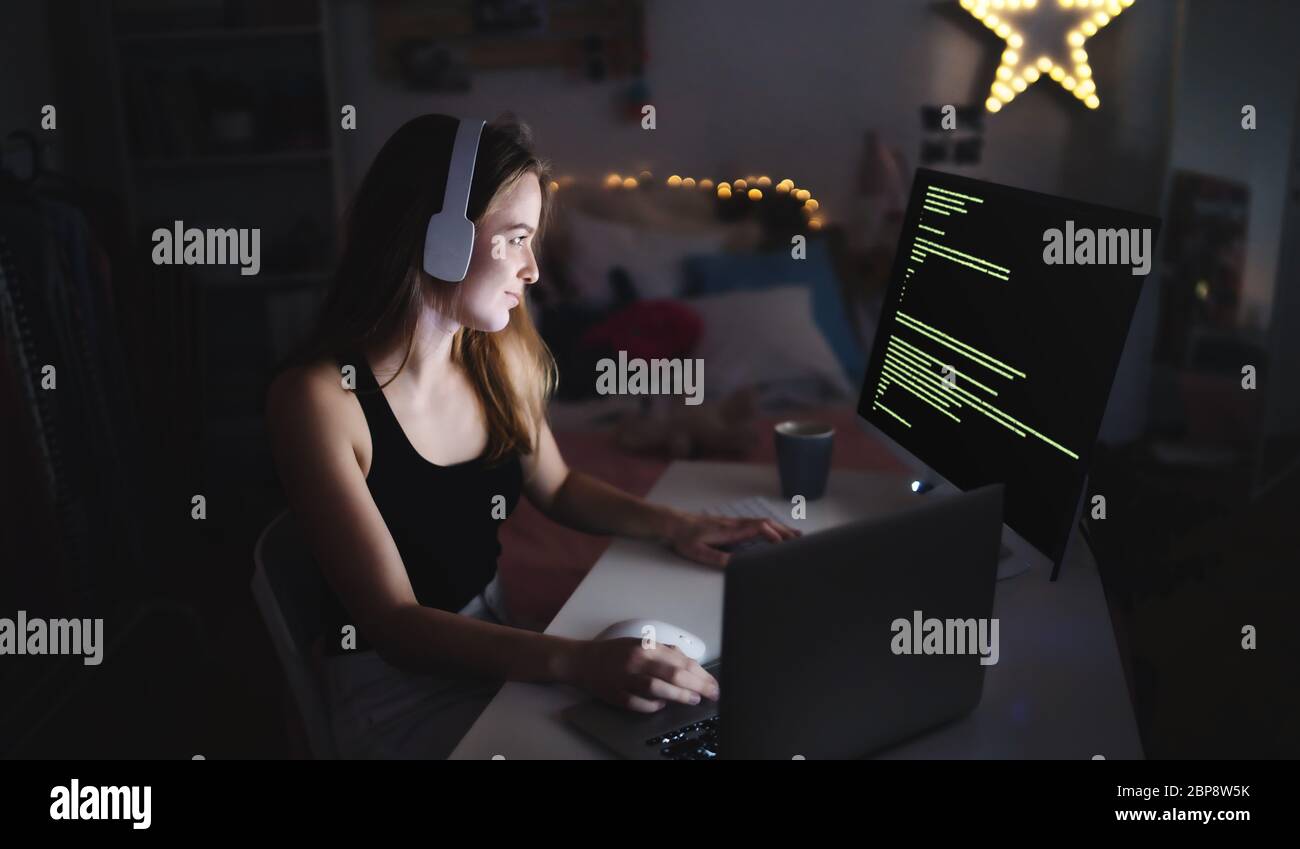 Computer games girl hi-res stock photography and images - Alamy