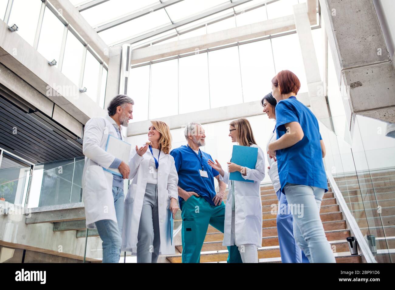 Group of doctors standing hi-res stock photography and images - Alamy