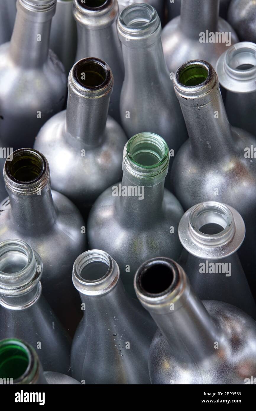 silbern lackierte Flaschen und Gläser als Dekoration Stock Photo