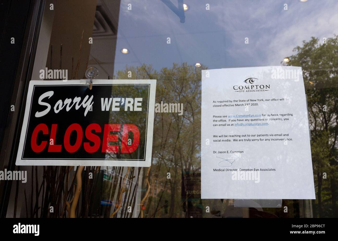 sorry we're closed sign in the window of Compton Eye Associates, an optometrist in upper Manhattan, due to the coronavirus or covid-19 pandemic Stock Photo