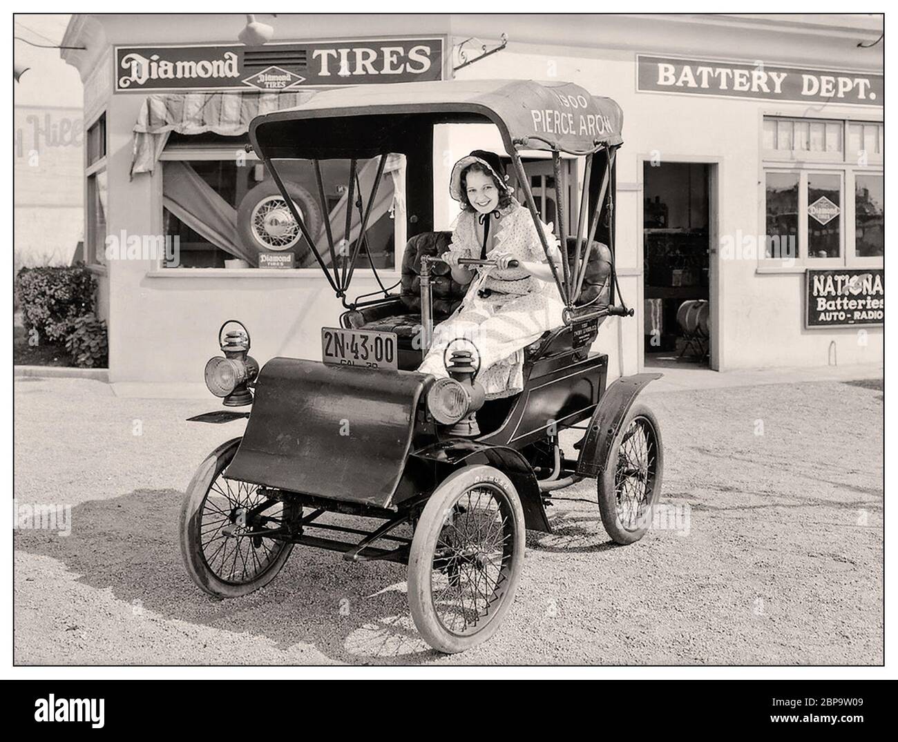1900's PIERCE ARROW MOTORETTE American motorcar with Dorothy Granger. A promotional film still  for an American actress best known for her roles in comedies in Hollywood. A Texas beauty contest winner at the age of thirteen, Dorothy's career ran from a long-running two-reel series, as the wife of Leon Errol for RKO, to the long-running television series Death Valley Days (1952) with Ronald Reagan. Hollywood USA Pierce-Arrow of Buffalo, New York was once amongst the most prestigious automobile manufacturers in USA Stock Photo