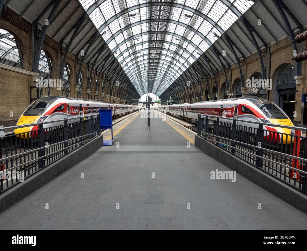 London. UK. May the 17th 2020 at lunch time. Wide view angle of empty platforms at King’s Cross Railway Station. Stock Photo