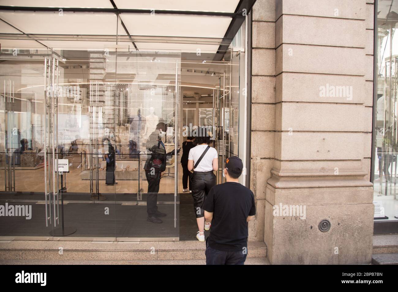 Rome, Italy. 18th May, 2020. People lined up in front of Zara store in Via  del Corso in Rome, Italy on May 18, 2020. The clothing stores have  reopened, with the safety