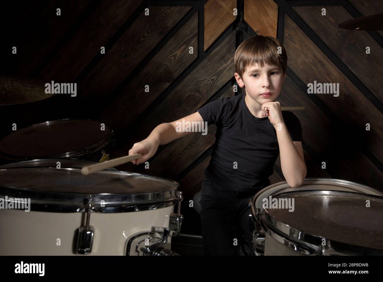 Pounding drums hires stock photography and images Alamy