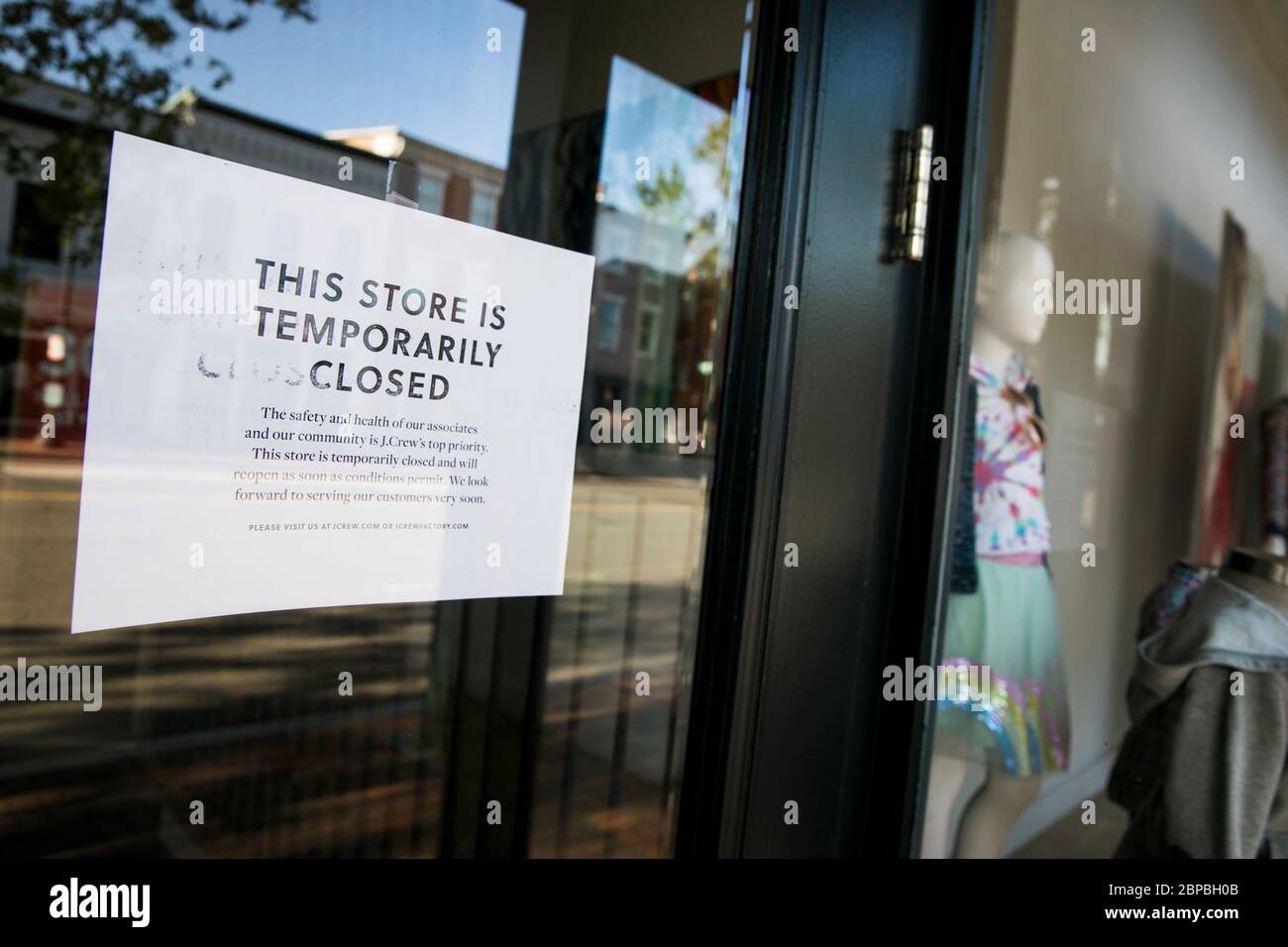 A sign informing customers a J.Crew retail store is closed in Washington, D.C., on May 9, 2020. Stock Photo