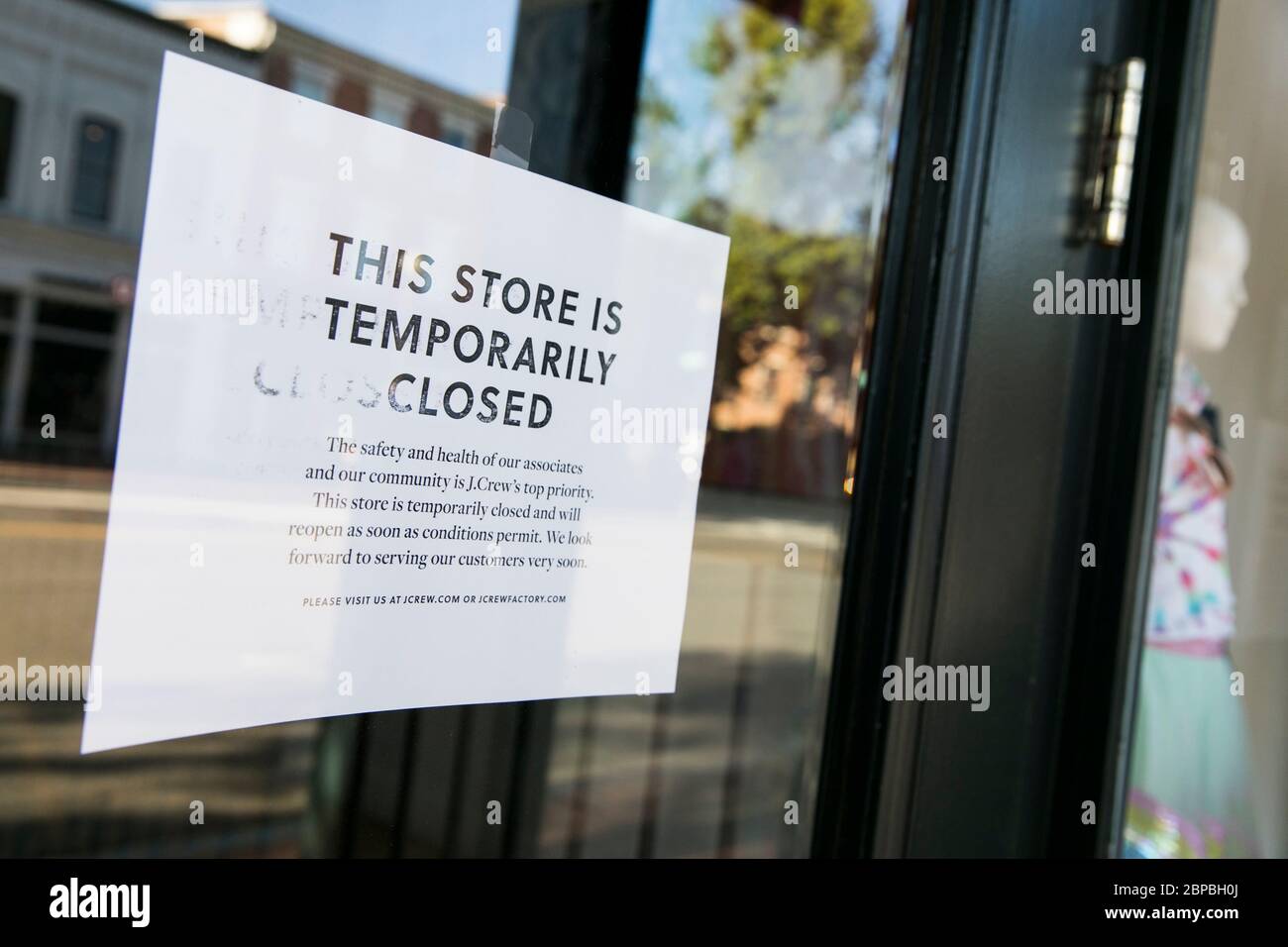 A sign informing customers a J.Crew retail store is closed in Washington, D.C., on May 9, 2020. Stock Photo