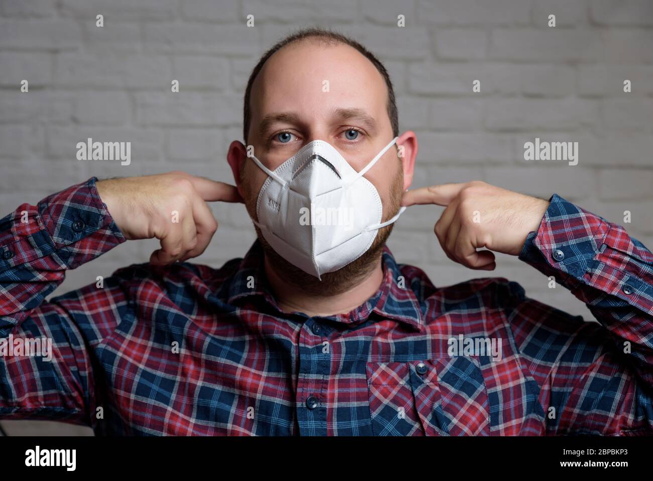 Man wearing n95 protective face mask hi-res stock photography and ...