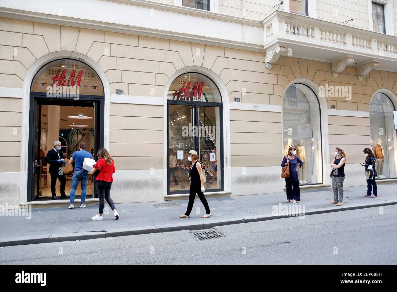 Roma, Italia. 18th May, 2020. H&M queue Roma May 18th 2020. Covid-19 Italy  further relaxes lockdown. Today a Council of Minister's decree will allow  almost all the activity to reopen. Clothes shops,