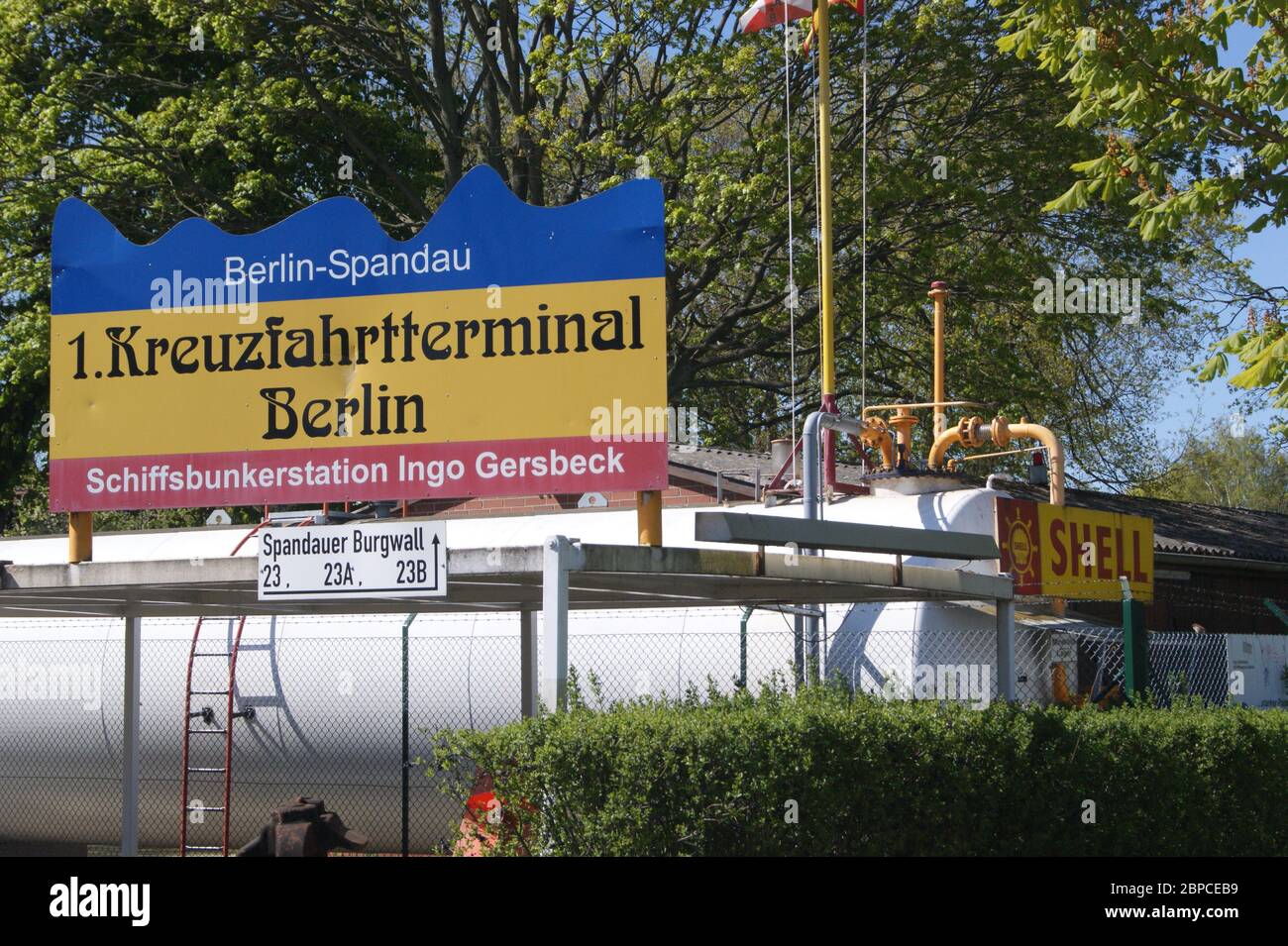 Die Anlegestelle in Berlin-Spandau für Flusskreuzfahrten auf der Havel Stock Photo