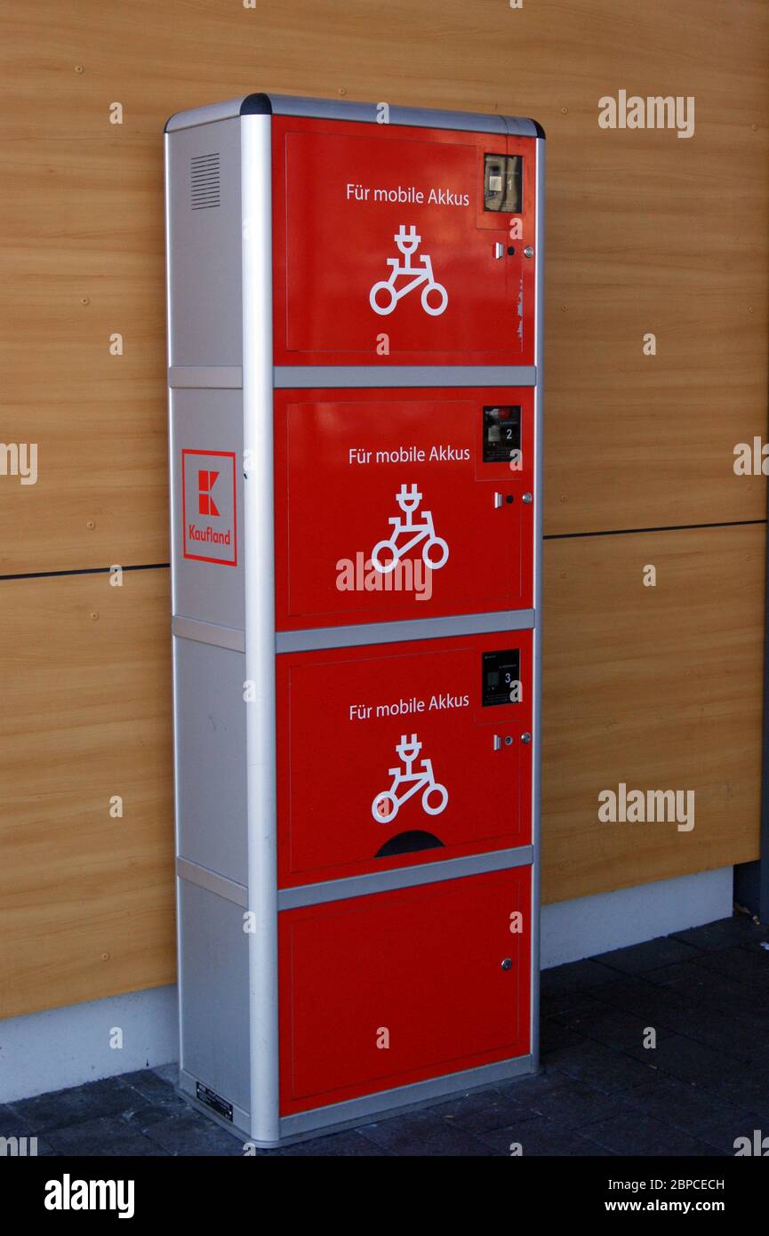 Ladestation für E-Bikes am Eingang einer Kaufland-Filiale in  Berlin-Spandau, Grünhofer Weg Ecke Brunsbütteler Damm Stock Photo - Alamy