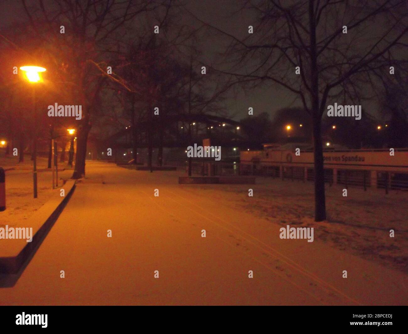 Morgendliche Winter-Szene mit Schnee am Lindenufer an der Havel in Berlin-Spandau, am Ufer das Ausflugsschiff Wappen von Spandau; Snow Scene in Berlin Stock Photo