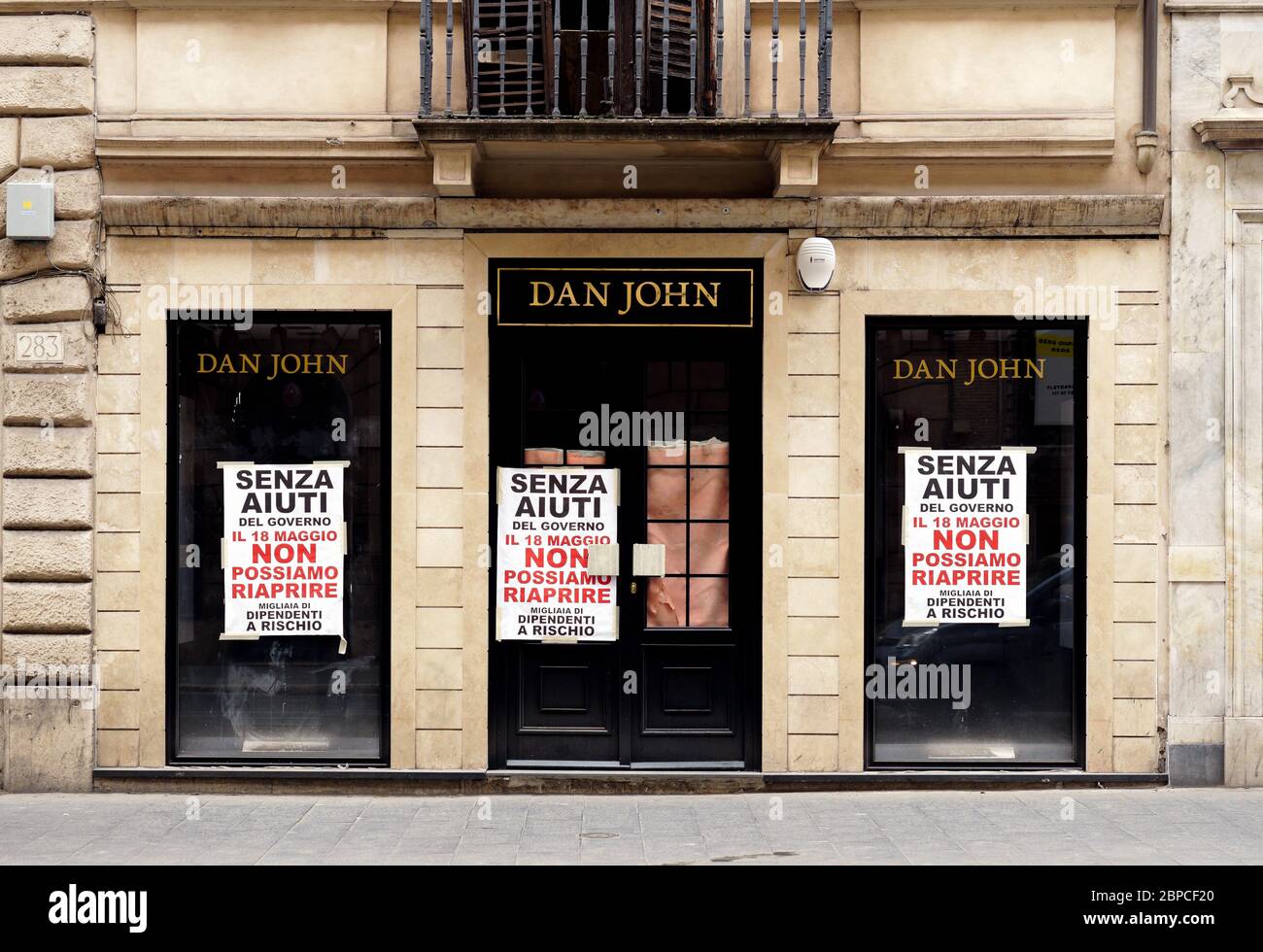 Italian retailers ask the Italian Government for help to reopen their closed businesses due to the lockdown for the Corona Virus. Message on shops windows and front doors on billboard sign with written: Senza aiuti del Governo il 18 Maggio non possiamo riaprire. Migliaia di dipendenti a rischio. (Without Government aid, on 18 May we cannot reopen. Thousands of employees at risk). Covid 19 Phase 2 starts on Monday 18 May 2020. According to the latest decree of the Italian Government, bars and restaurants, shops, personal care services, public offices and museums will reopen. Rome, Italy Europe. Stock Photo