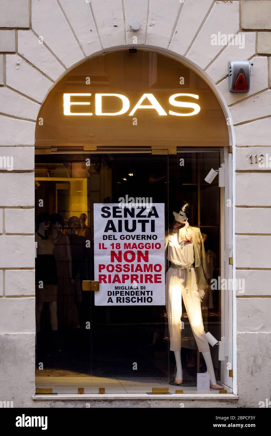 Italian retailers ask the Italian Government for help to reopen their closed businesses due to the lockdown for the Corona Virus. Message on shops windows and front doors on billboard sign with written: Senza aiuti del Governo il 18 Maggio non possiamo riaprire. Migliaia di dipendenti a rischio. (Without Government aid, on 18 May we cannot reopen. Thousands of employees at risk.)  Covid 19 Phase 2 starts on Monday 18 May 2020. According to the latest decree of the Italian Government, bars and restaurants, shops, personal care services, public offices and museums will reopen. Rome, Italy Europe Stock Photo