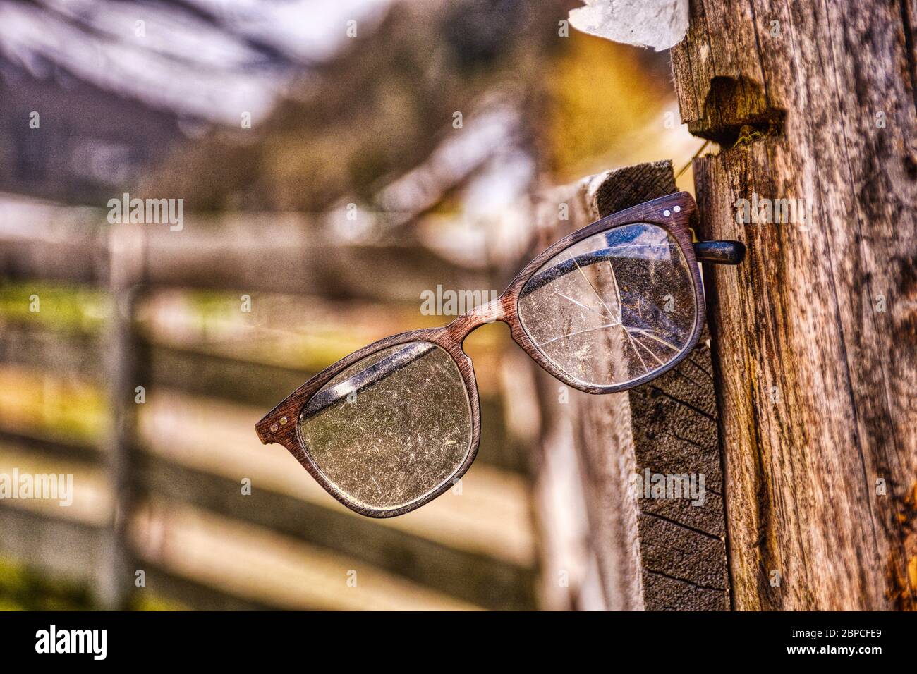 Brille, Brillenglas, Fassung, Brillenfassung, gebrochen, vergessen, Oberstaller Alm, Glas, Sehbehelf, verloren, gefunden, Zaun, Zaunpfahl, aufgehängt, Stock Photo