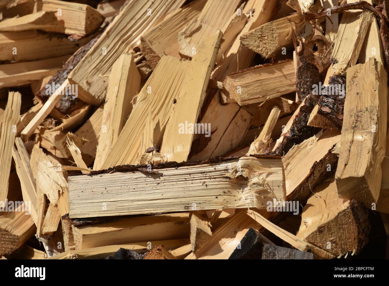 Holz, Scheit, Holzscheit, Brennholz, aufgestapelt, gespalten, Spaltholz, aufgespalten, Bio, nachhaltig, brennen, Feuer, Wärme, heizen, Vorsorge, Lager Stock Photo