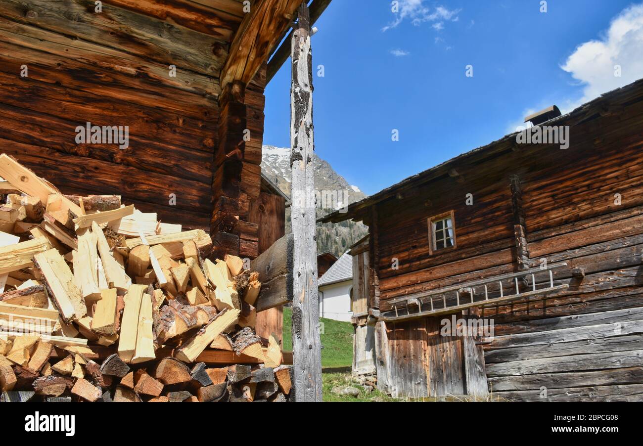 Holz, Scheit, Holzscheit, Brennholz, aufgestapelt, gespalten, Spaltholz, aufgespalten, Bio, nachhaltig, brennen, Feuer, Wärme, heizen, Vorsorge, Lager Stock Photo