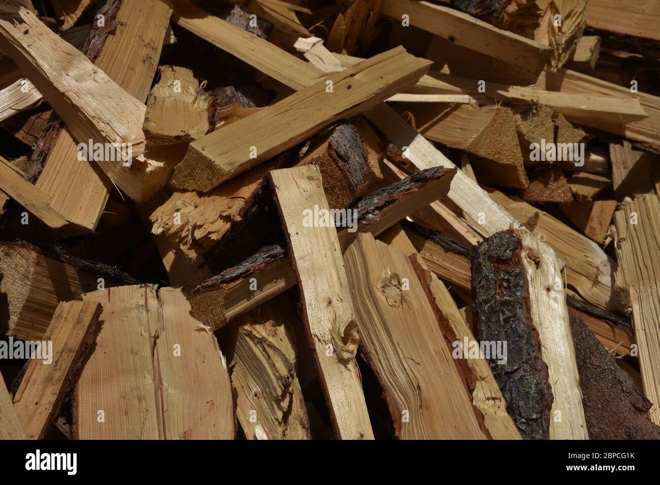 Holz, Scheit, Holzscheit, Brennholz, aufgestapelt, gespalten, Spaltholz, aufgespalten, Bio, nachhaltig, brennen, Feuer, Wärme, heizen, Vorsorge, Lager Stock Photo