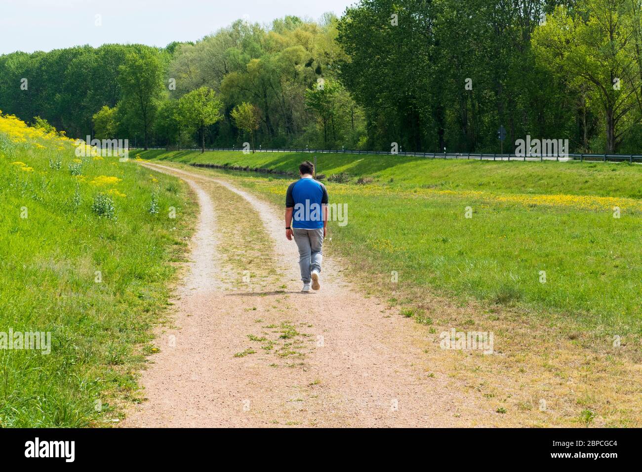 Junger Mann läuft traurig einen Weg entlang Stock Photo