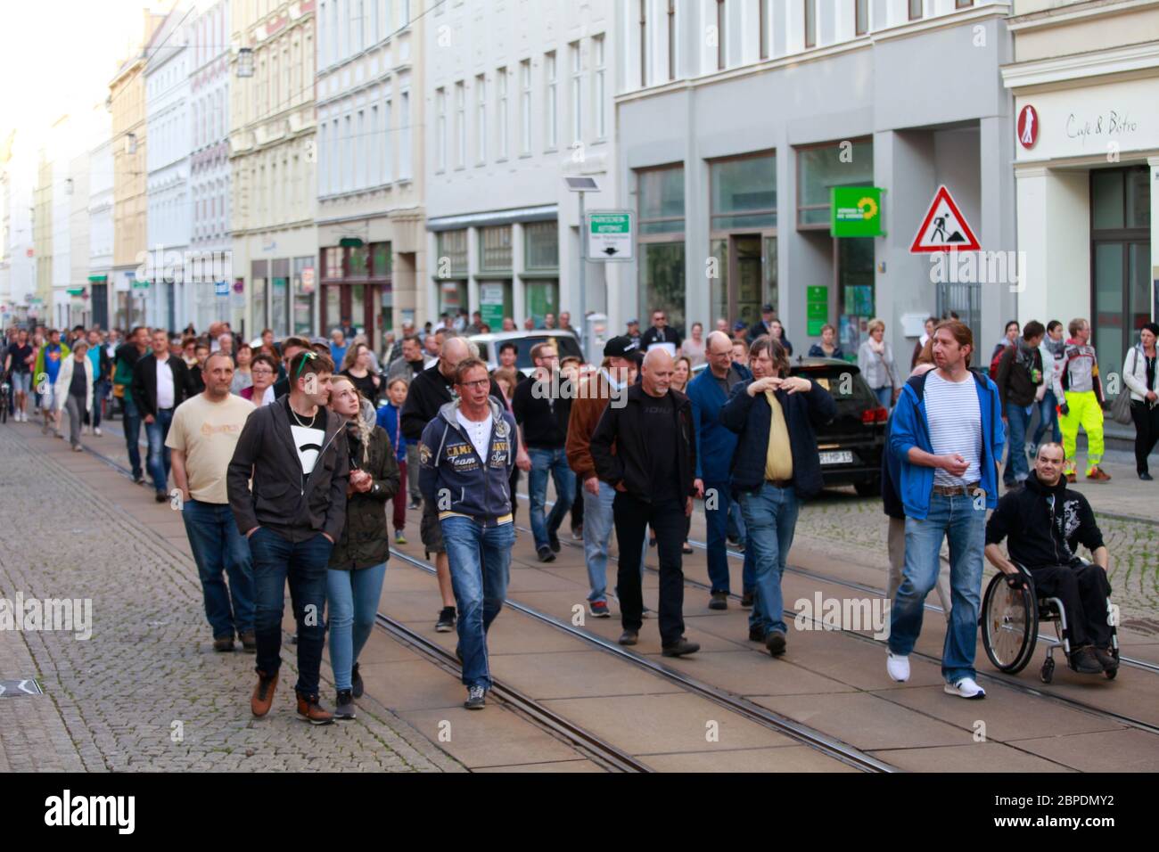 etwa  150 Görlitzer demonstrieren bei einem  Spaziergang  auf der Berliner Strasse in Görlitz am 18.5.2020 Stock Photo