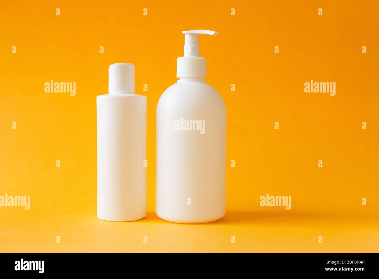 Download Shower Gel Bottles High Resolution Stock Photography And Images Alamy Yellowimages Mockups