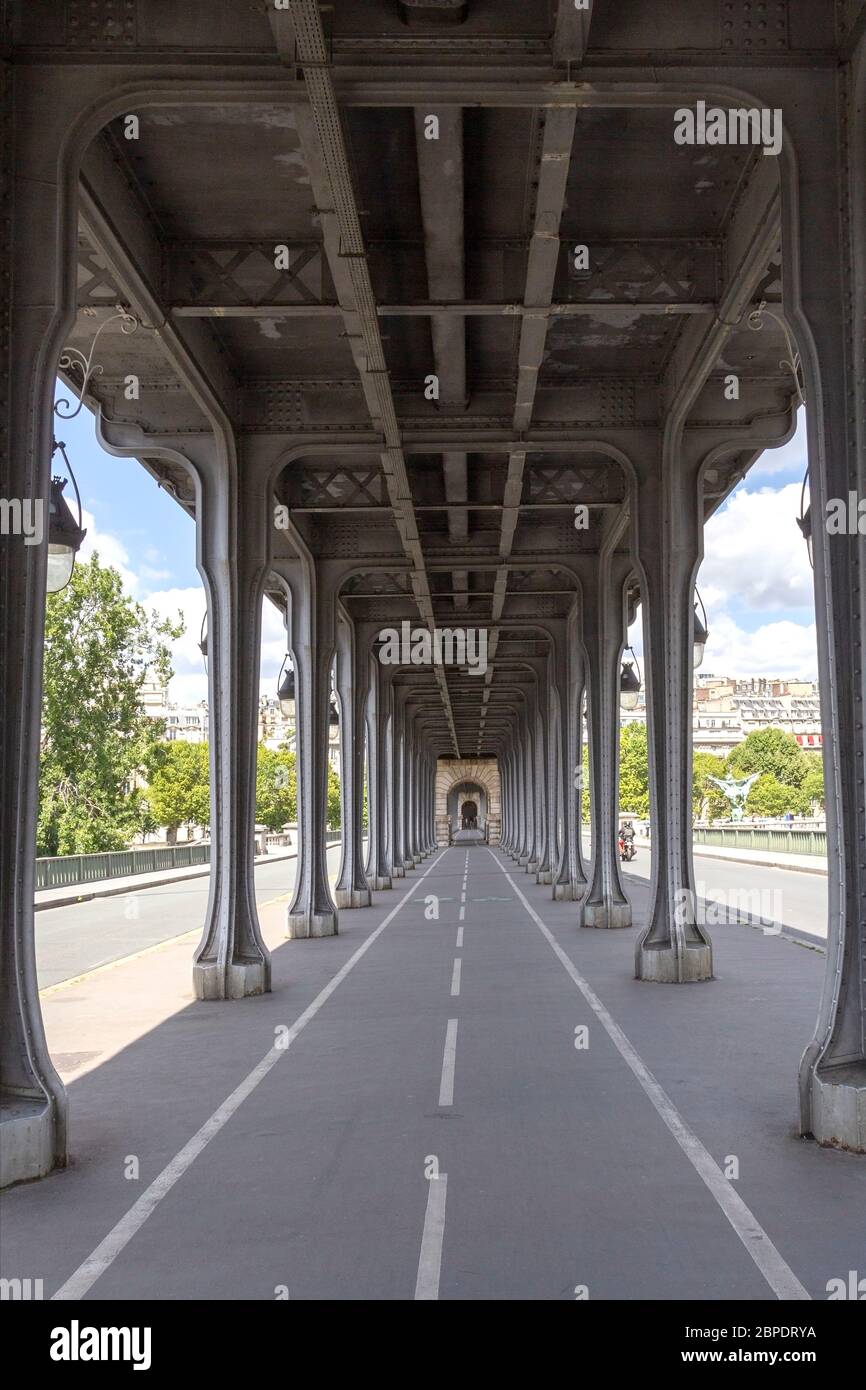 Bir-Hakeim elevated station of the Paris Métro in the Boulevard de Grenelle  in the 15th arrondissement. Bridge over river Seine to Kennedy Eiffel Stock  Photo - Alamy