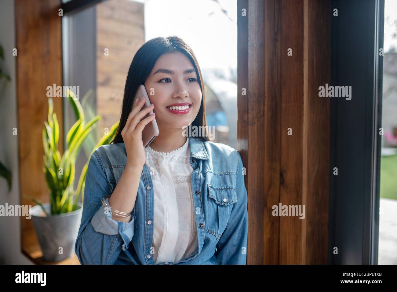 Leaning on door frame hires stock photography and images Alamy