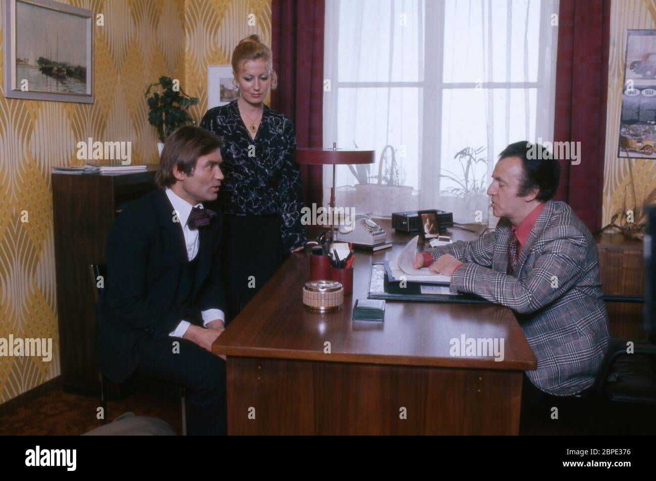 Veronika Faber nimmt an einem Treffen zwischen Paul Faulhaber und Eddir Arent teil in Mein lieber Mann!, Folge 2, Stellen Sie sich mal vor, Regie: Günter Gräwert, 1977. Veronika Faber assisting a meeting between Paul Faulhaber and Eddi Arent in Mein lieber Mann!, Episode 2, Stellen Sie sich mal vor, Director: Günter Gräwert, 1977. Stock Photo