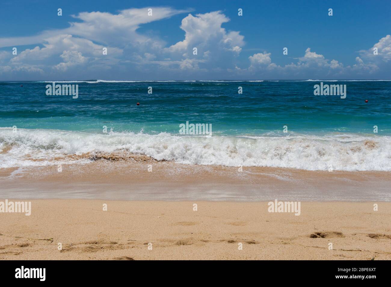 Schöner einsamer Sandstrand in der Karibik mit weißem Sand und blauem Himmel wie im Paradies Stock Photo