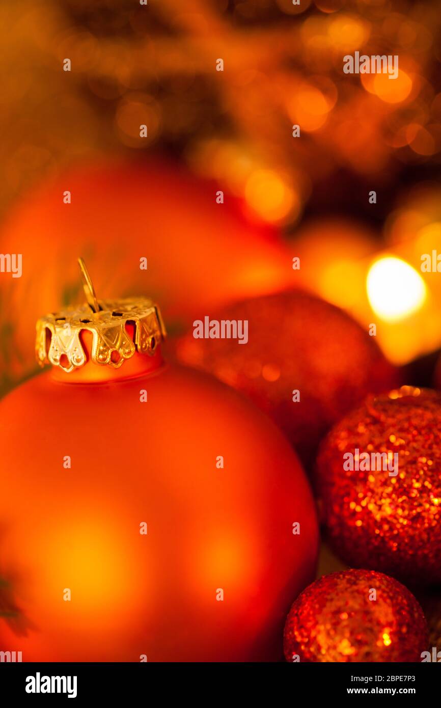 Warme goldene und orangene Weihnachtsdekoration mit Kerzenschein als Nahaufnahme im Kontext Stock Photo