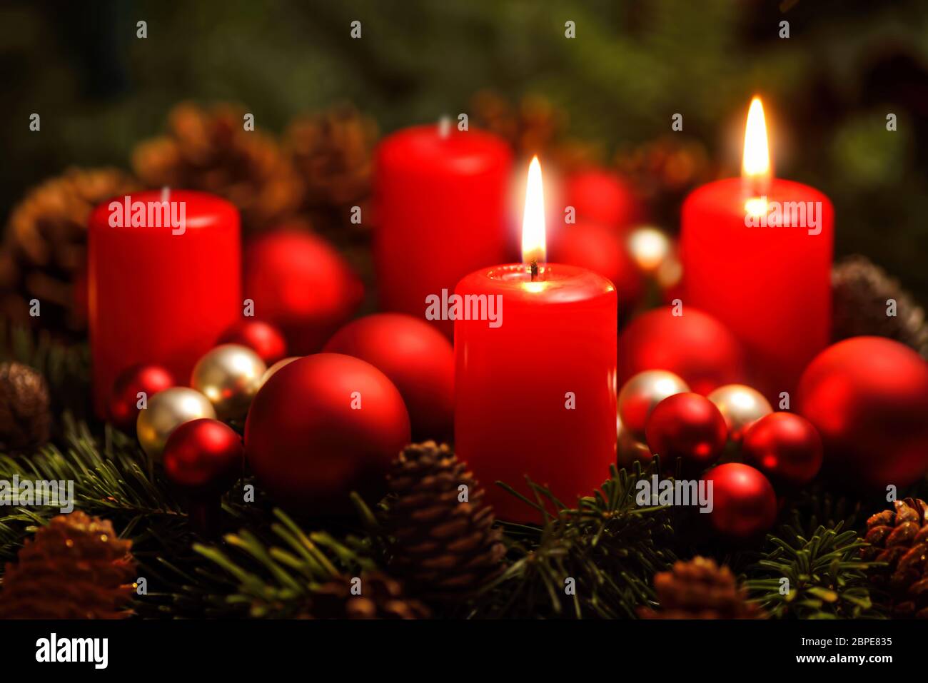 Low-Key Aufnahme von einem Adventkranz mit 2 brennenden Kerzen Stock Photo