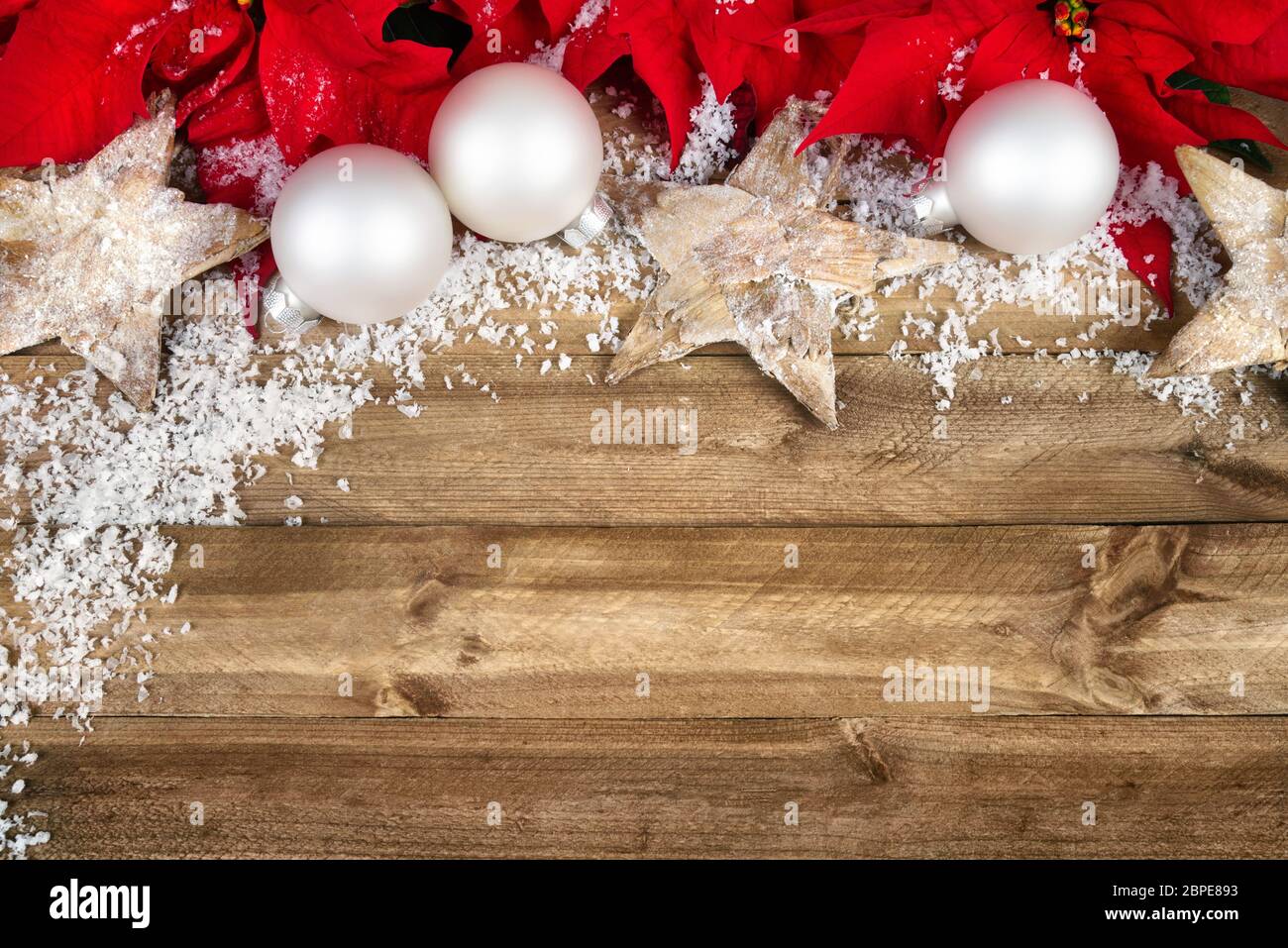 Weihnachtliches Arrangement auf einem rustikalen Holz-Hintergrund Stock Photo