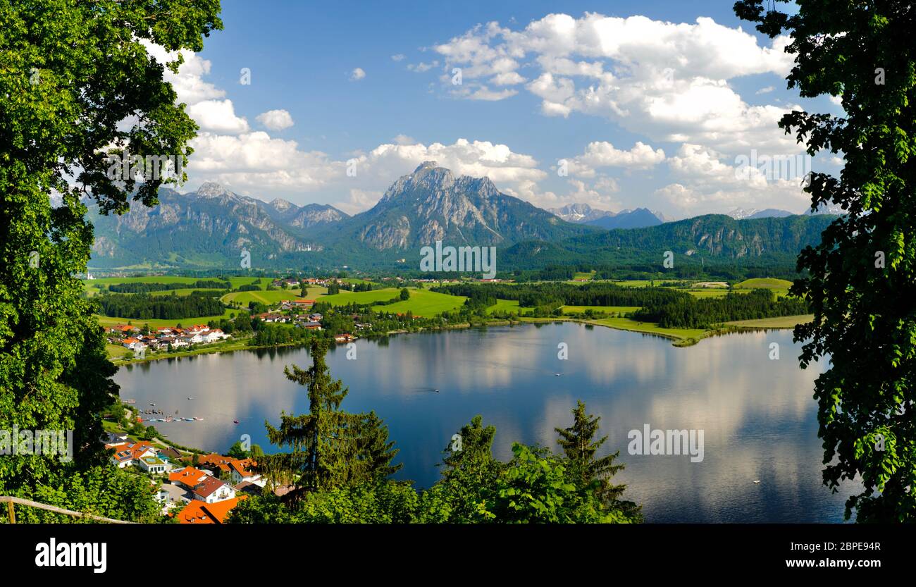 Panorama Landschaft in Bayern mit Hopfensee und Ortschaft Hopfen am See, im Hintergrund der Berg Säuling bei Füssen Stock Photo