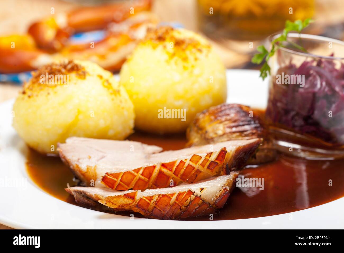 Bayerische Schweinebraten auf einem Teller Stock Photo - Alamy