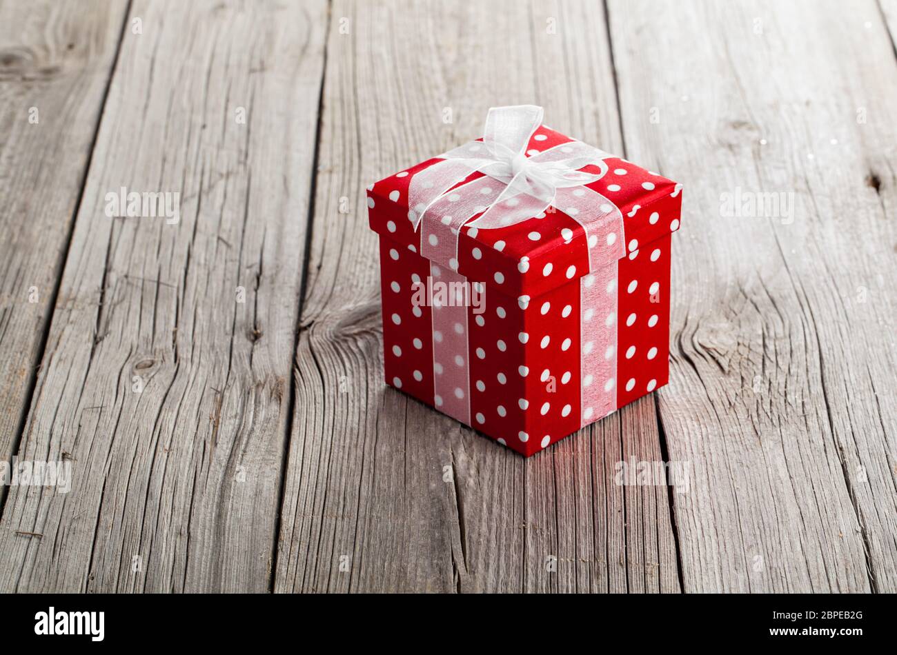 red Geschenk-Box auf Holz Hintergrund Stock Photo