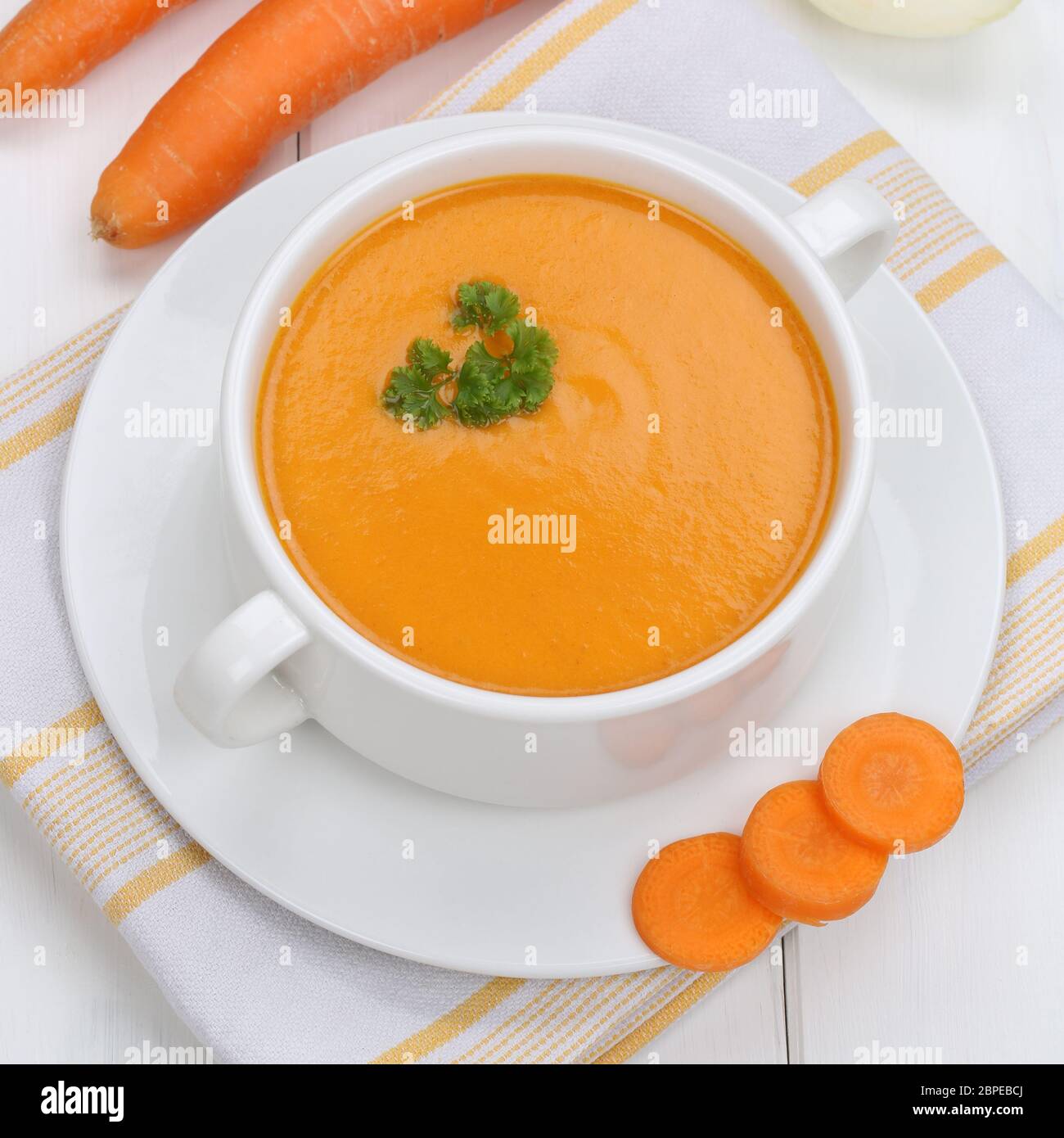 Karottensuppe Karotten Möhren gesunde Ernährung Suppe in Suppentasse Gericht Stock Photo