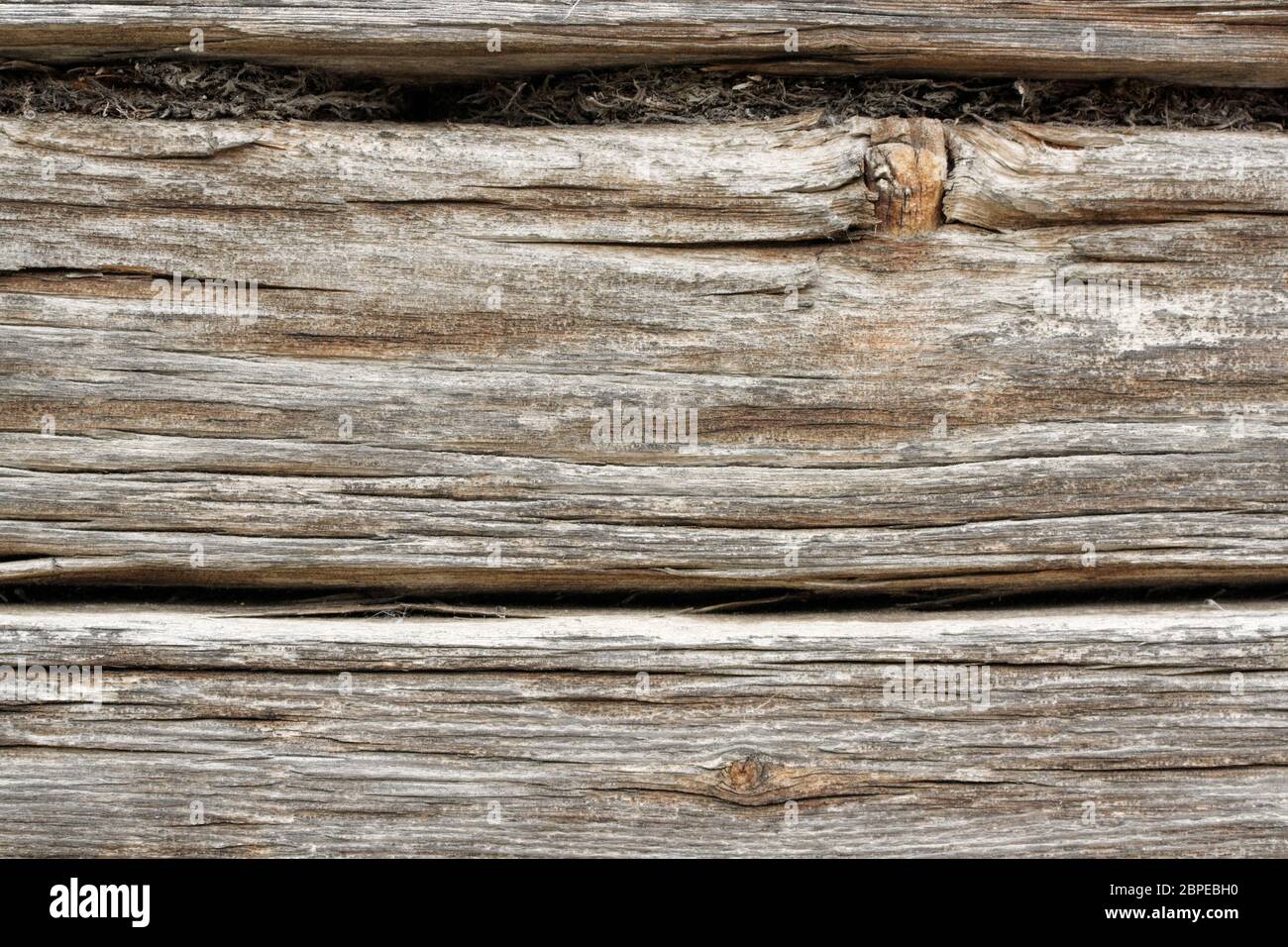 Alter Holzbalken der Verwittert und ausgeblichen ist in der Frontale aufgenommen. Stock Photo