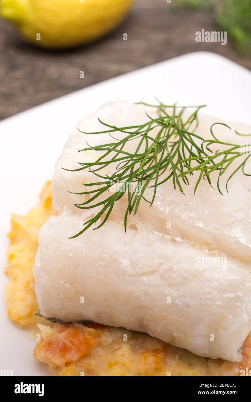 Dill auf Skrei Kabeljau Fisch mit Püree von Kartoffeln und Karotten Stock Photo