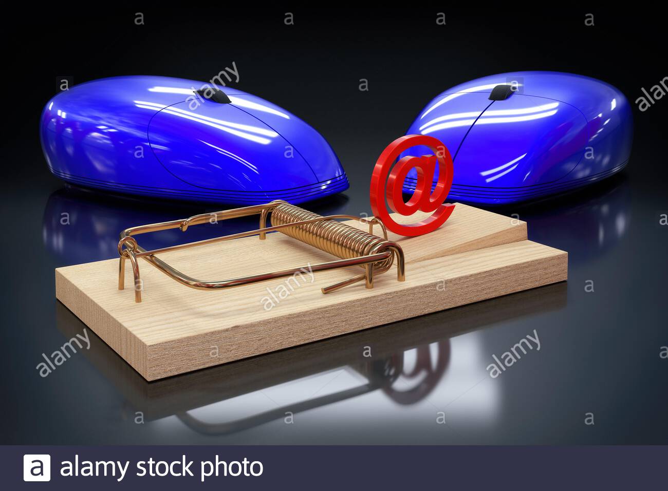 zwei Mäuse vor Falle - at - dunkel Stock Photo