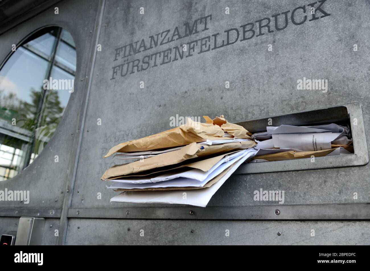 Briefkasten voll hi-res stock photography and images - Alamy