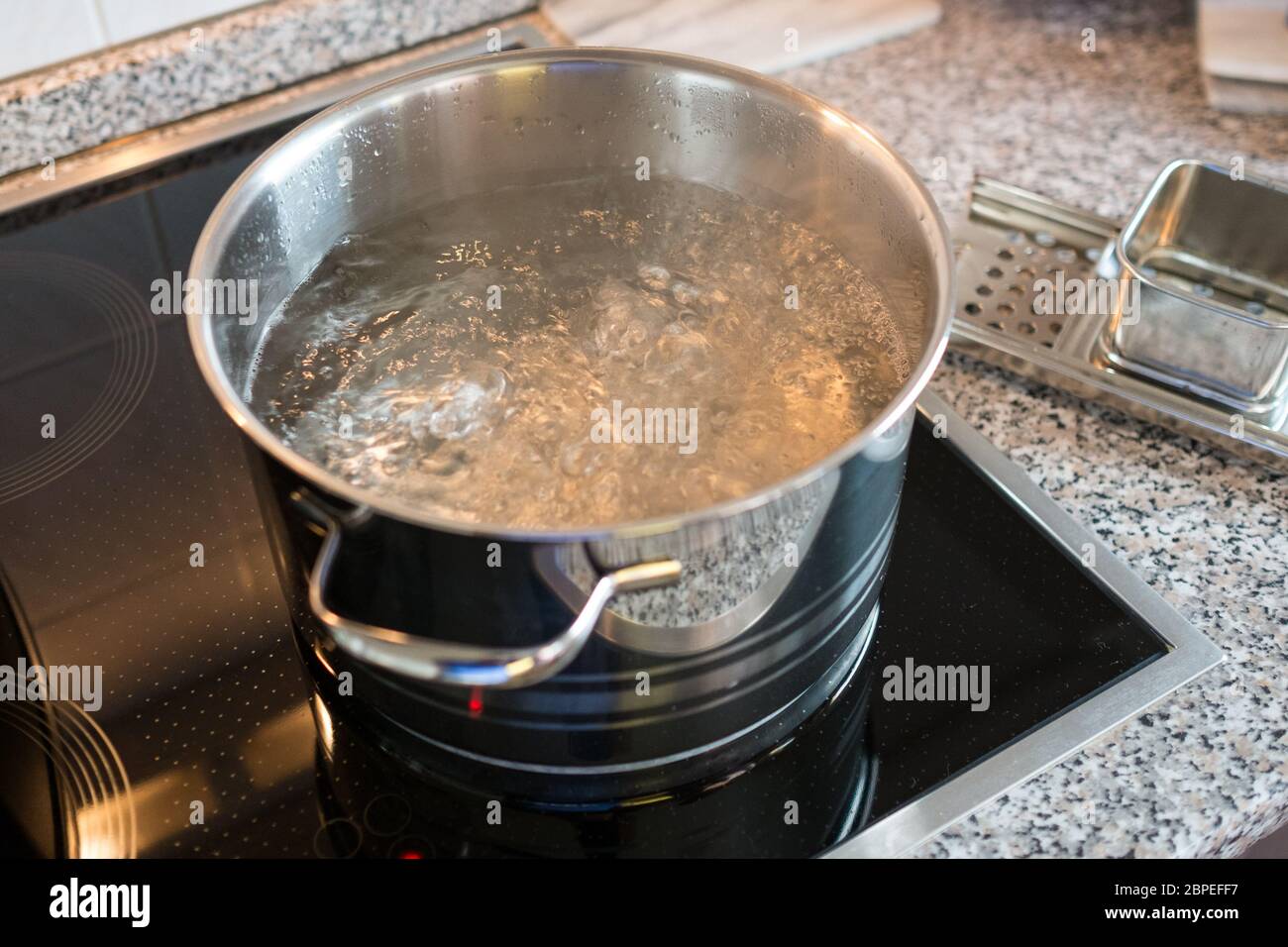 Wasser beim kochen in einem Topf auf einem Herd Stock Photo - Alamy