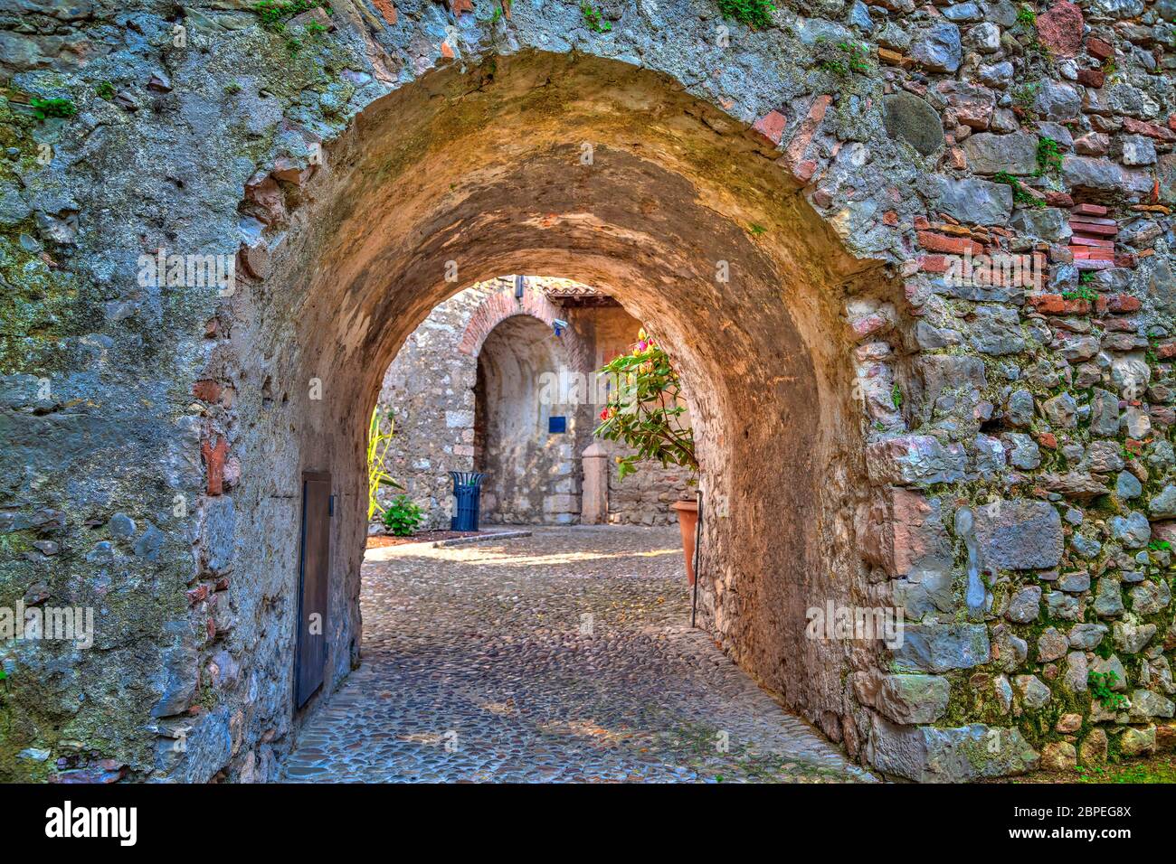 Ein Torbogen in der Scaliger Burg der bezaubernden Ortschaft Malcesine am Ostufer des Gardasee in Italien Stock Photo