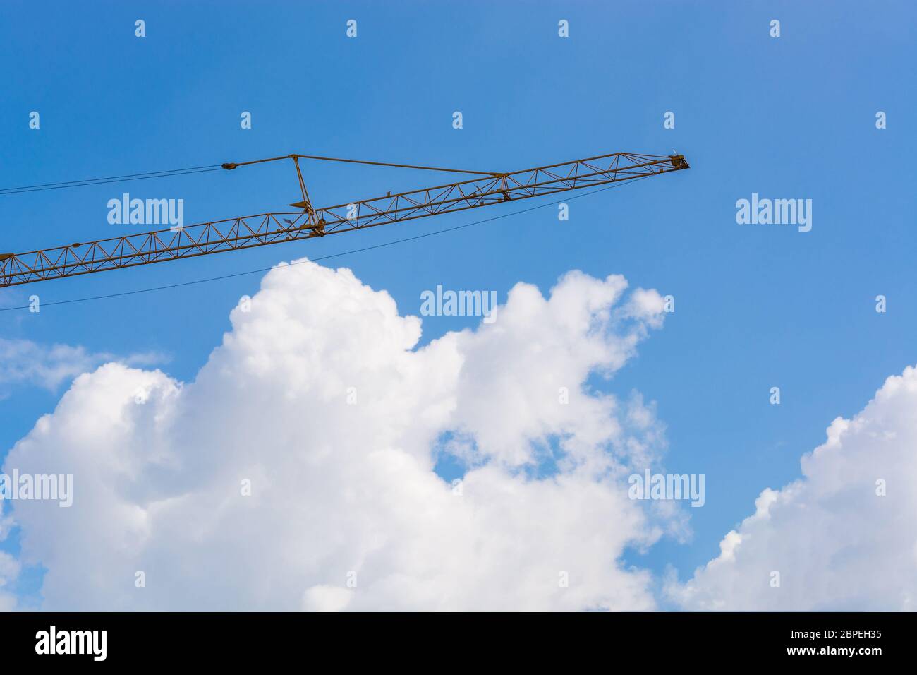 Baumaschine auf einer Baustelle im Hintergrund ein blauer Himmel. Stock Photo