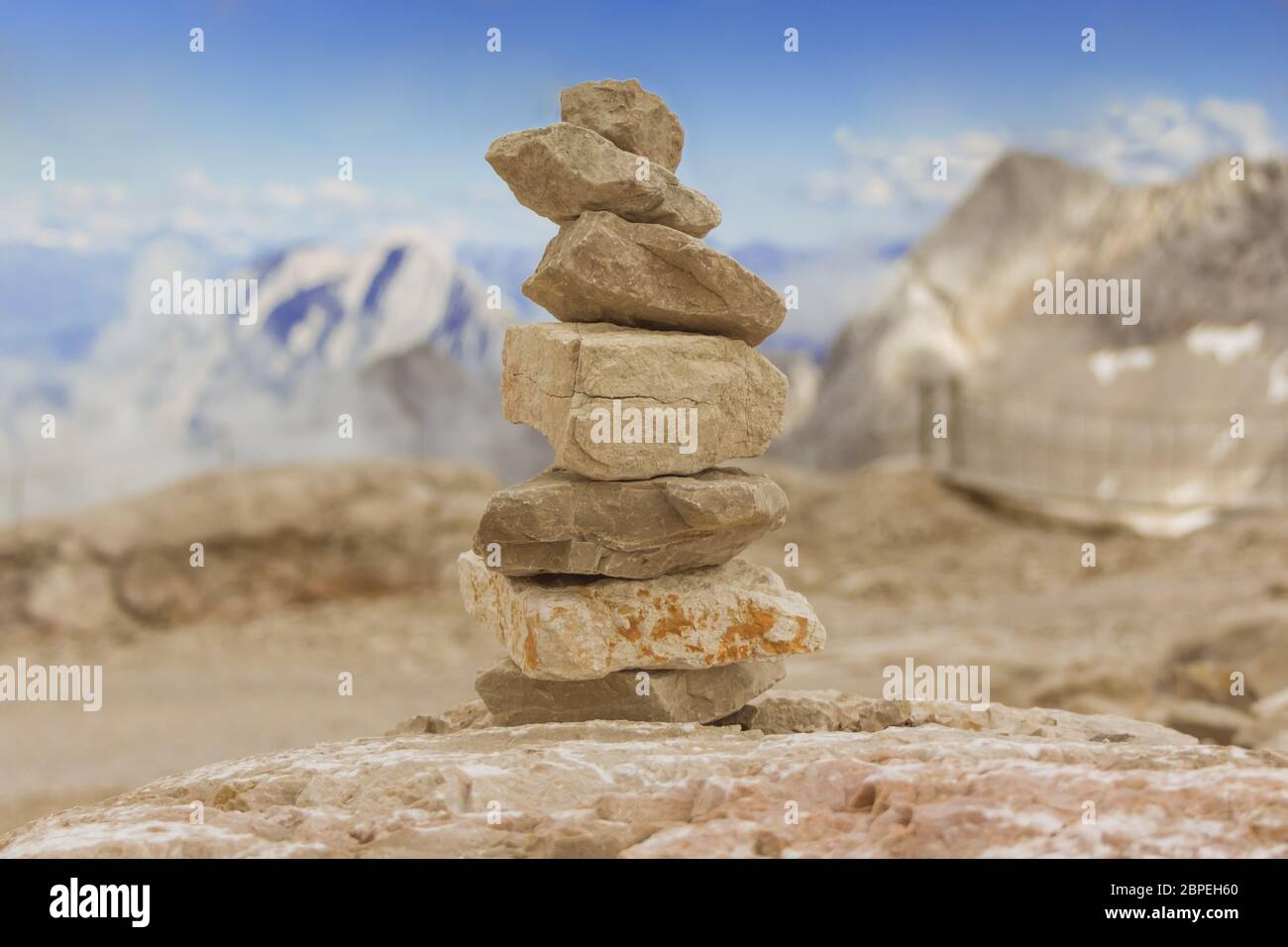 Steinturm in Gipfel Panorama zeigt Erfolg, Kreativität und Ziele. Aber auch Gesundheit, Meditation, Yoga oder Glauben und Trauer. Stock Photo