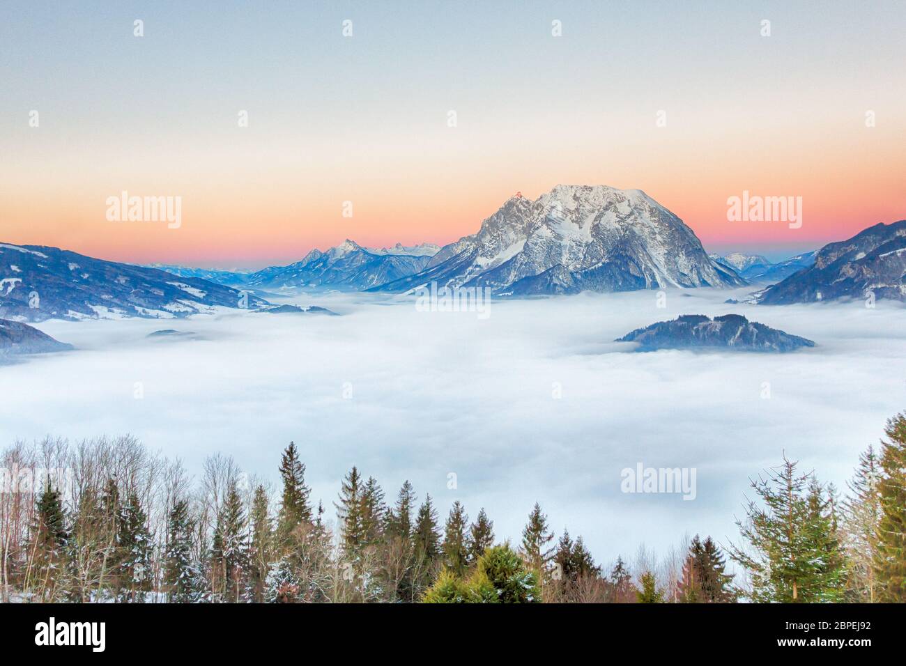 Verschneiter Grimming Berg im Ennstal in der österreichischen Steiermark zum Sonnenaufgang Stock Photo