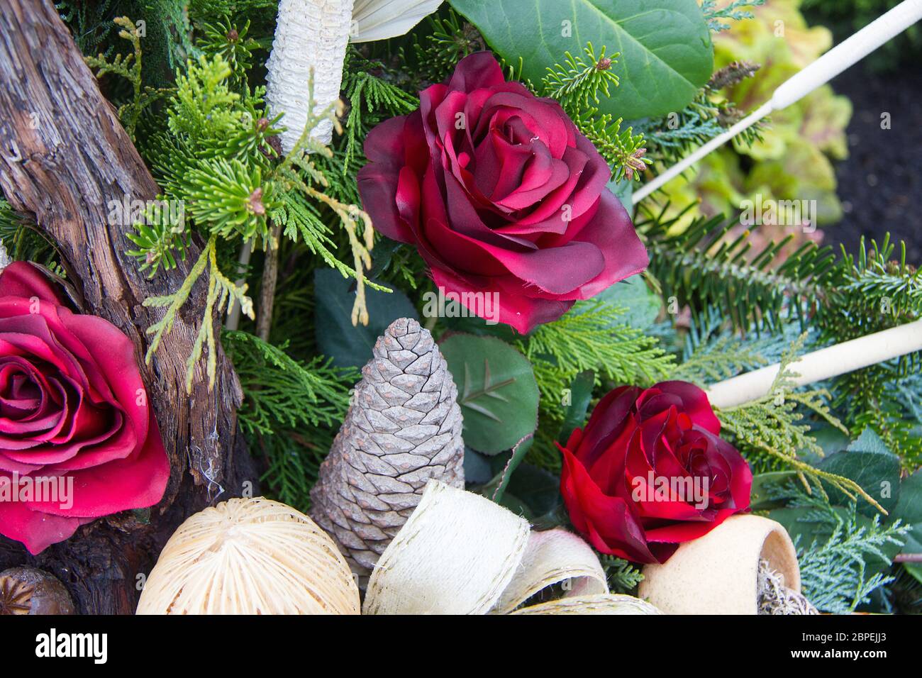 Rote Rosen in Gesteck als festliche Dekoration für diverse Anlässe Stock  Photo - Alamy