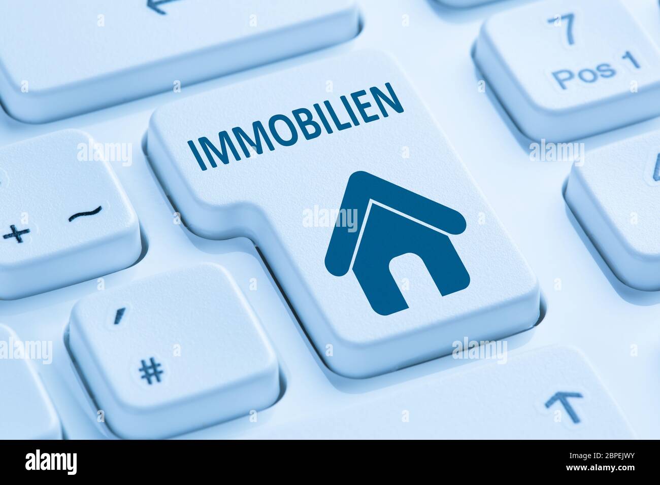 Immobilie Immobilien kaufen verkaufen online Symbol Computer Tastatur blau Stock Photo